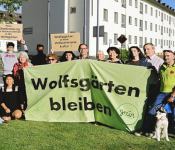 Demo von Menschen gegen die Wolfsgärten